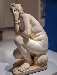 Aphrodite Vénus accroupie, collection Farnèse, musée archéologique de Naples en Italie