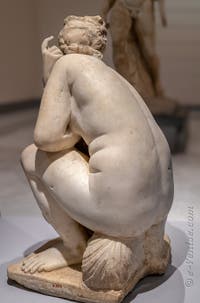 Aphrodite Vénus accroupie, collection Farnèse, musée archéologique de Naples en Italie