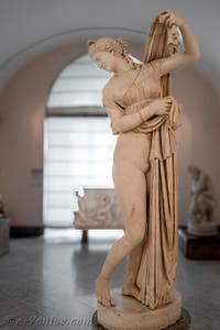 Aphrodite Venus Callipyge, l'Aphrodite aux belles fesses, collection Farnèse, musée archéologique de Naples en Italie