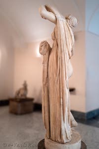 Aphrodite Venus Callipyge, l'Aphrodite aux belles fesses, collection Farnèse, musée archéologique de Naples en Italie