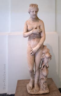 Aphrodite, type Dresde Capitoline, musée archéologique de Naples en Italie