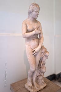 Aphrodite, type Dresde Capitoline, musée archéologique de Naples en Italie
