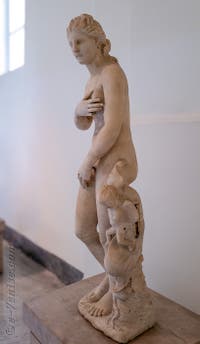 Aphrodite, type Dresde Capitoline, musée archéologique de Naples en Italie
