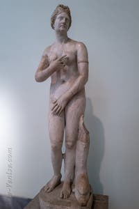 Aphrodite, type Dresde Capitoline, musée archéologique de Naples en Italie