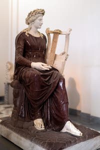 Apollon assis avec une lyre, Collection Farnèse, musée archéologique de Naples en Italie