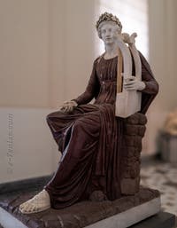 Apollon assis avec une lyre, Collection Farnèse, musée archéologique de Naples en Italie