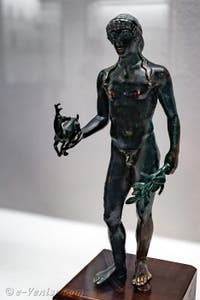 Apollon debout avec un cerf et une branche de laurier, Pompéi, musée archéologique de Naples en Italie