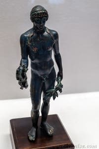 Apollon debout avec un cerf et une branche de laurier, Pompéi, musée archéologique de Naples en Italie