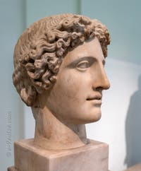 Tête d'Apollon type Cassel, Collection Farnèse, musée archéologique de Naples en Italie