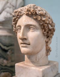 Tête d'Apollon type Cassel, Collection Farnèse, musée archéologique de Naples en Italie