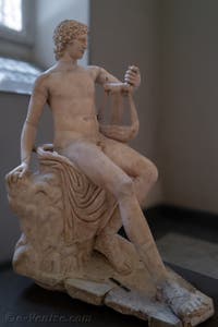 Apollon Ludovisi avec une lyre, Collection Farnèse, musée archéologique de Naples en Italie
