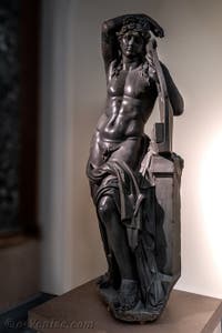 Apollon Citarède, Collection Farnèse, musée archéologique de Naples en Italie