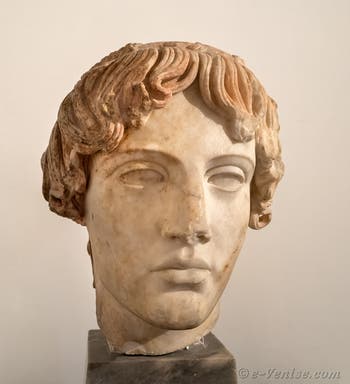 Apollon de l’Omphalos, Temple de Mercure, Baia, musée archéologique de Naples en Italie