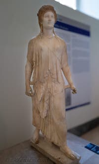 Artémis archaïsante, Pompéi, musée archéologique de Naples en Italie