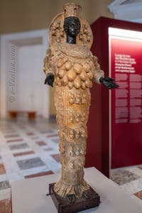 Artémis Éphèse, Collection Farnèse, musée archéologique de Naples en Italie