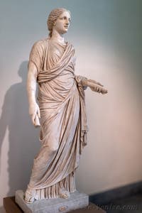 Artémis type Leiden-Dion, collection Farnèse, musée archéologique de Naples en Italie