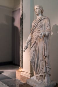 Artémis type Leiden-Dion, collection Farnèse, musée archéologique de Naples en Italie
