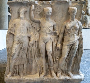 Piédestal de Tibère avec les villes de Philadelpheia, Tmolos et Kyme, musée archéologique de Naples en Italie