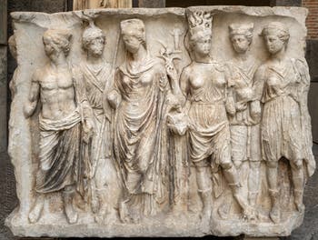 Piédestal de Tibère avec les villes de Temnos, Kibyra, Myrina, Ephesos, Apollonidea et Hyrkania, musée archéologique de Naples en Italie