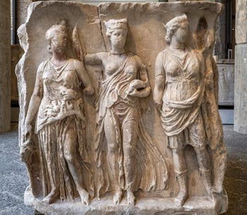 Piédestal de Tibère avec les villes de Mostène, Aegae et Hierokaisareia, musée archéologique de Naples en Italie