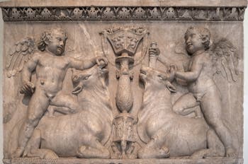 Deux amours sacrifiant des taureaux, Collection Farnèse, musée archéologique de Naples en Italie