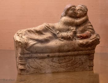 Couple enlacé qui s'embrasse, Pompéi, musée archéologique de Naples en Italie