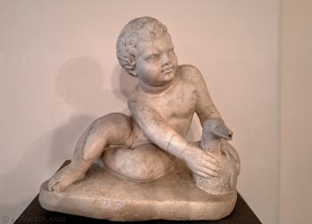 Enfant assis tenant une oie, Pompéi, musée archéologique de Naples en Italie