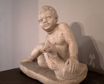 Enfant assis tenant une oie, musée archéologique de Naples en Italie