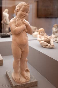 Enfant caressant une colombe, Région du Vésuve, musée archéologique de Naples en Italie