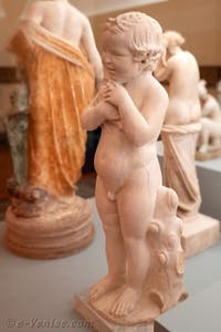 Enfant caressant une colombe, Région du Vésuve, musée archéologique de Naples en Italie