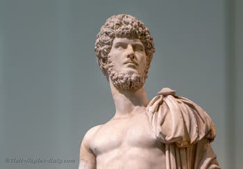 Statue d'Asclépios, Collection Farnèse, musée archéologique de Naples en Italie