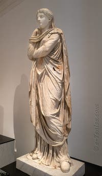 Femme dite Pudicitia, Temple de la Fortuna Augusta, Pompéi, musée archéologique de Naples en Italie
