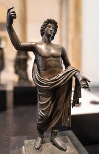 Jeune homme, Quadrige de Néron, Herculanum, musée archéologique de Naples en Italie