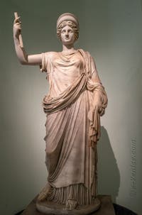Hera type Ephèse Vienne, Collection Farnèse, musée archéologique de Naples en Italie
