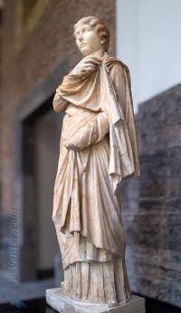 La petite Herculanaise, fille de Nonius Balbus, Herculanum, musée archéologique de Naples en Italie