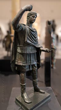 Jeune homme en armure, Quadrige de Néron, Herculanum, musée archéologique de Naples en Italie