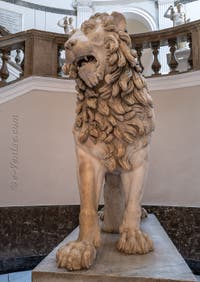 Lion debout, Collection Farnèse, musée archéologique de Naples en Italie