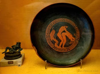 Plat représentant une scène érotique, musée archéologique de Naples en Italie