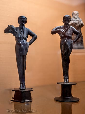 Priape qui verse un liquide aphrodisiaque sur son sexe, Herculanum, Cabinet érotique, Musée Archéologique de Naples