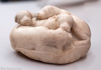 Quatre petits chiots endormis, Casa del Fauno, Pompéi, musée archéologique de Naples en Italie