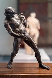 Satyre ivre avec une outre, Casa del Centenario, Pompéi, musée archéologique de Naples en Italie