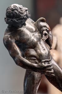 Satyre ivre avec une outre, Casa del Centenario, Pompéi, musée archéologique de Naples en Italie