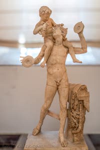 Satyre portant Dionysos enfant sur ses épaules, Collection Farnèse, musée archéologique de Naples en Italie