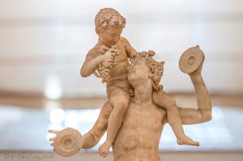 Satyre portant Dionysos enfant sur ses épaules, Collection Farnèse, musée archéologique de Naples en Italie