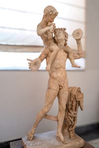 Satyre portant Dionysos enfant sur ses épaules, Collection Farnèse, musée archéologique de Naples en Italie