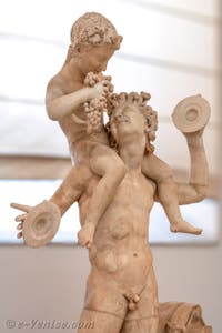 Satyre portant Dionysos enfant sur ses épaules, Collection Farnèse, musée archéologique de Naples en Italie