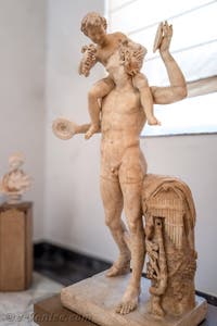 Satyre portant Dionysos enfant sur ses épaules, Collection Farnèse, musée archéologique de Naples en Italie