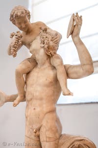 Satyre portant Dionysos enfant sur ses épaules, Collection Farnèse, musée archéologique de Naples en Italie