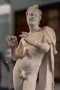 Satyre jouant de la flûte, Praedia di Giulia Felice, Pompéi, musée archéologique de Naples en Italie