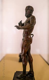 Satyre jouant de la double flûte, Villa des Papyrus, Herculanum, musée archéologique de Naples en Italie